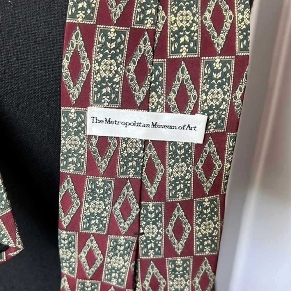 THE‎ METROPOLITAN MUSEUM OF ART SILK TIE